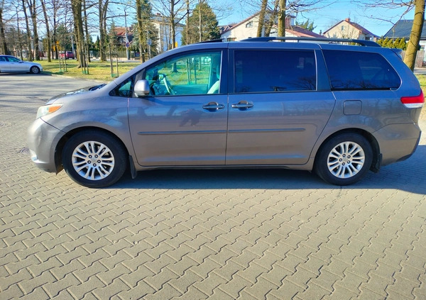 Toyota Sienna cena 58888 przebieg: 332000, rok produkcji 2011 z Legionowo małe 277